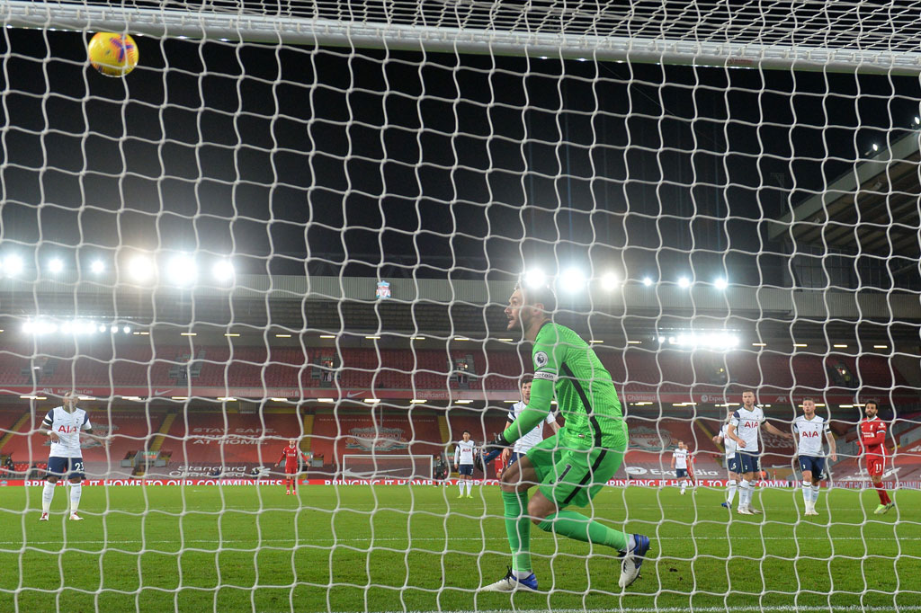 Tim asuhan Juergen Klopp mendominasi pertandingan sejak awal. Hasilnya, Mohamed Salah membawa The Reds unggul terlebih dulu pada menit ke-26.