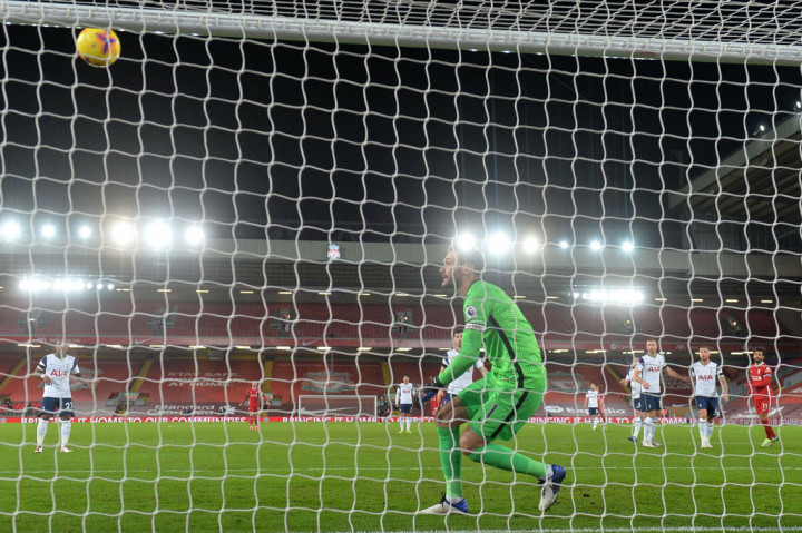 Tim asuhan Juergen Klopp mendominasi pertandingan sejak awal. Hasilnya, Mohamed Salah membawa The Reds unggul terlebih dulu pada menit ke-26.