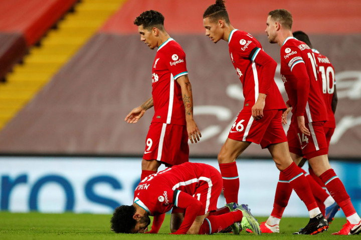 Mohamed Salah sujud syukur usai menjebol gawang Tottenham Hotspur.
