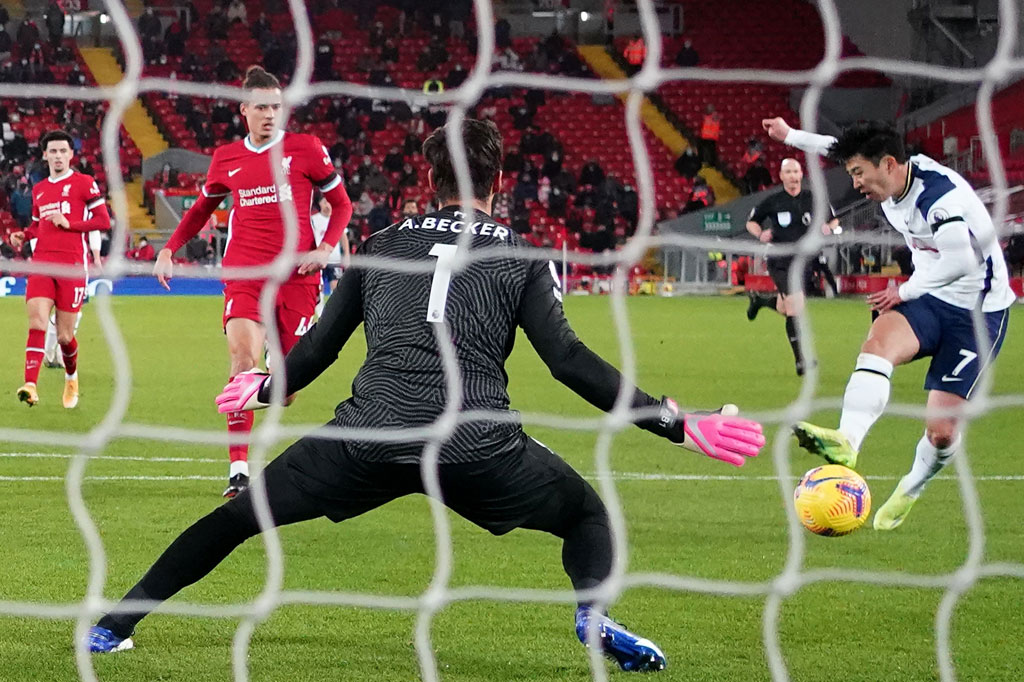 Tujuh menit berselang pemain asal Korea Selatan Son Heung-min  menyamakan kedudukan untuk Spurs usai menuntaskan umpan matang Giovani Lo Celco.