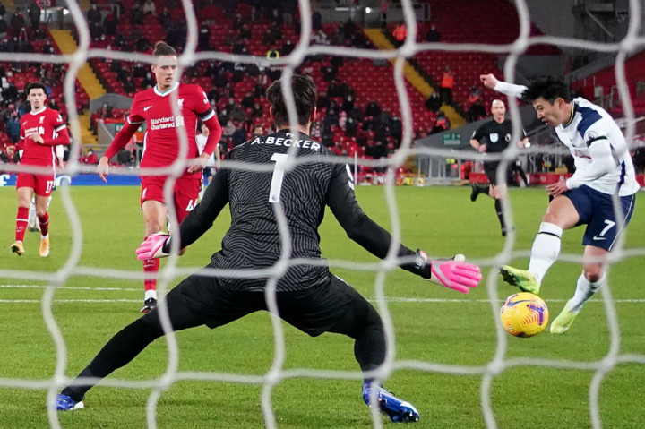 Tujuh menit berselang pemain asal Korea Selatan Son Heung-min  menyamakan kedudukan untuk Spurs usai menuntaskan umpan matang Giovani Lo Celco.