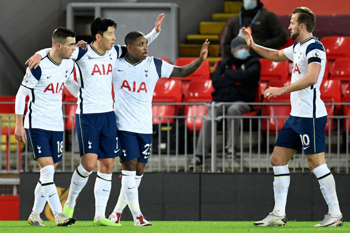 Son Heung-min melakukan selebrasi bersama rekan-rekan setimnya setelah mencetak gol penyama bagi timnya.