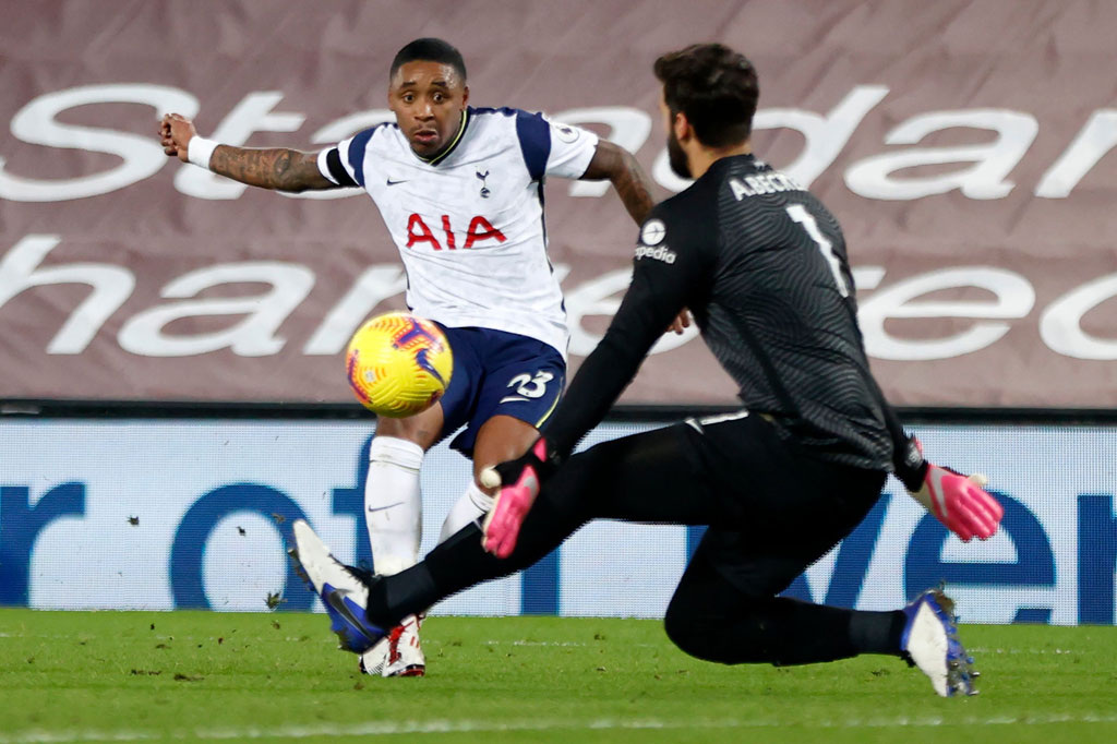 Meskipun tuan rumah menguasai sebagian besar penguasaan bola, Spurs mencatat dua peluang emas. Pertama saat Steven Bergwijn menerobos masuk kotak penalto dan mengecoh Trent Alexander-Arnold. Sayang tembakannya membentur tiang gawang.