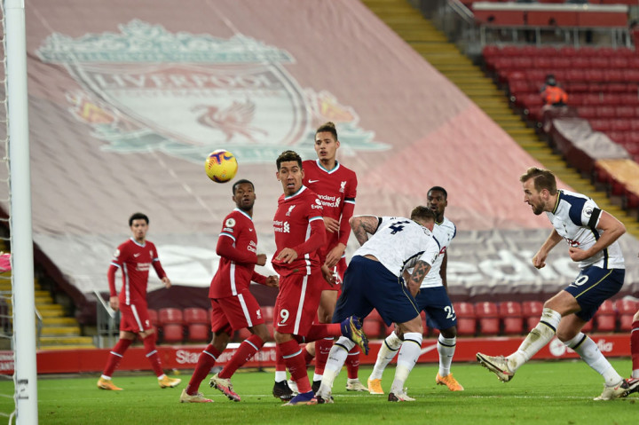 Beberapa saat kemudian Harry Kane berdiri tidak terkawal saat menyambut sepak pojok Son. Sundulan pemain timnas Inggris tersebut menjauhi target padahal sudah dalam posisi yang bagus.