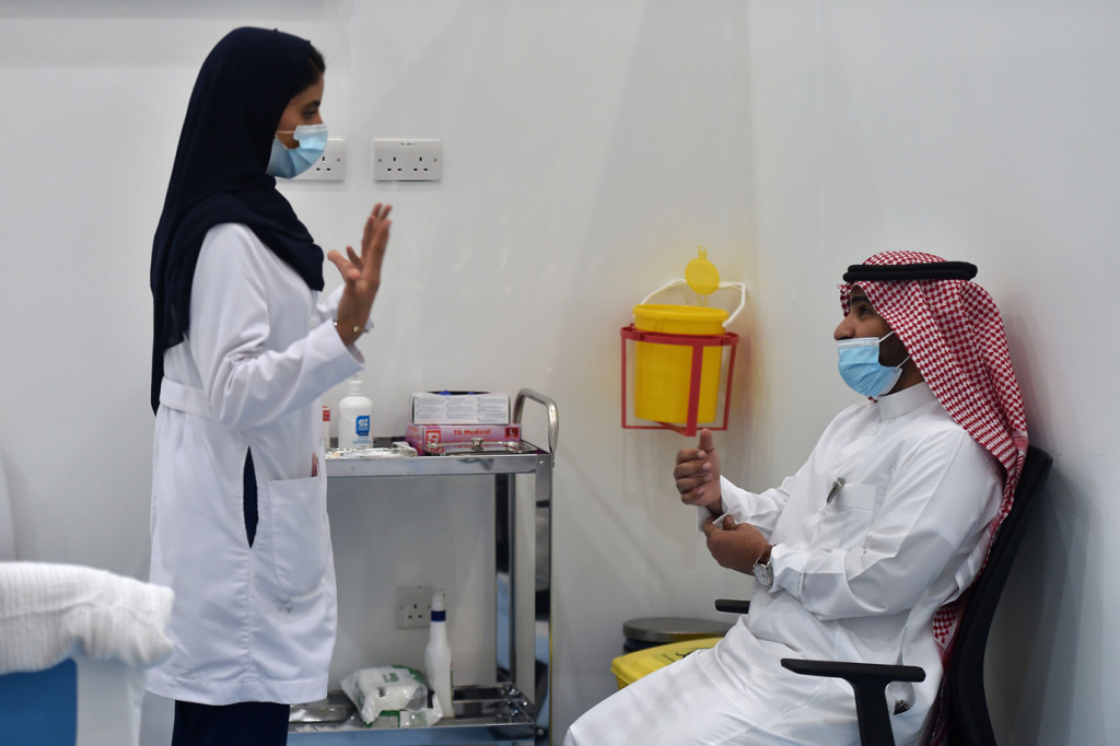 Menkes meminta warga negara dan masyarakat Saudi agar melakukan pendaftaran sebagai penerima vaksin.