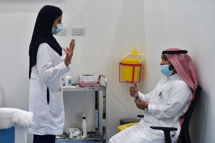 Menkes meminta warga negara dan masyarakat Saudi agar melakukan pendaftaran sebagai penerima vaksin.