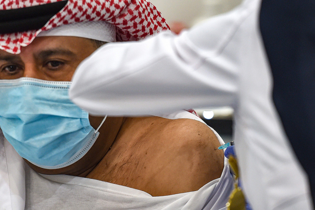 Stasiun TV milik pemerintah TV Al Arabiya melaporkan bahwa vaksin yang tiba di kerajaan tersebut adalah vaksin Covid-19 Pfizer-BioNTech.