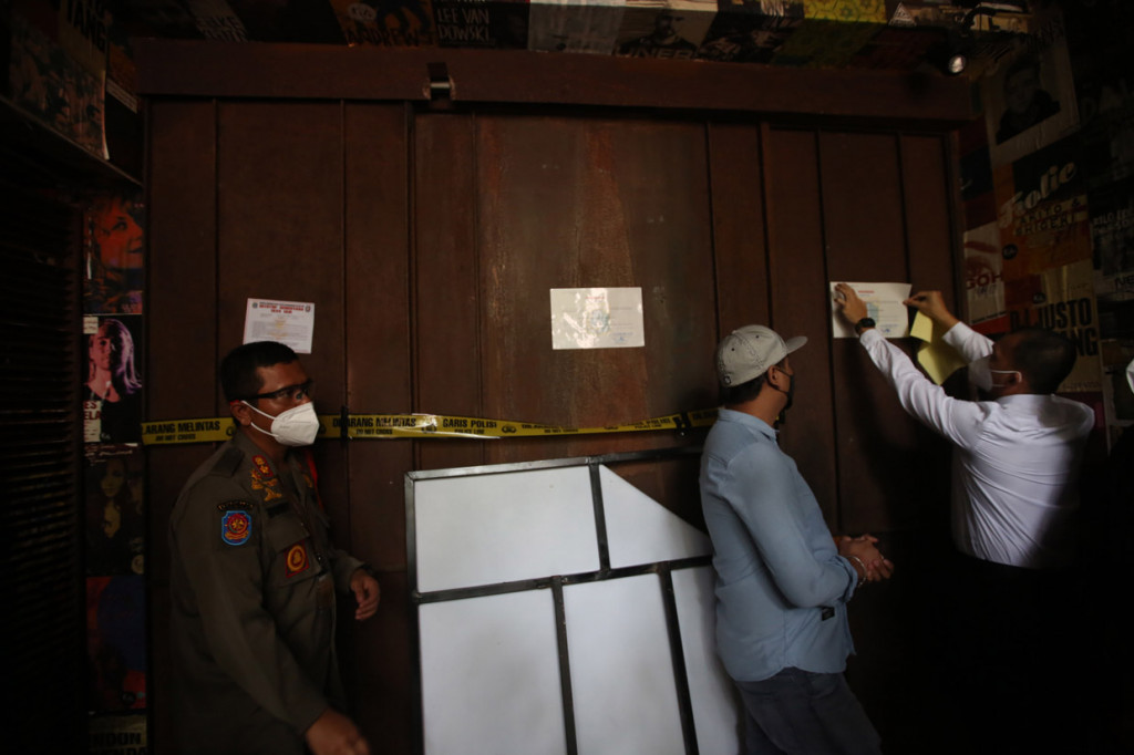 Selain itu terdapat pelanggaran protokol kesehatan covid-19 dan Pelanggaran ketentuan Jam Operasional Layanan Tempat Usaha Resto Kafe.