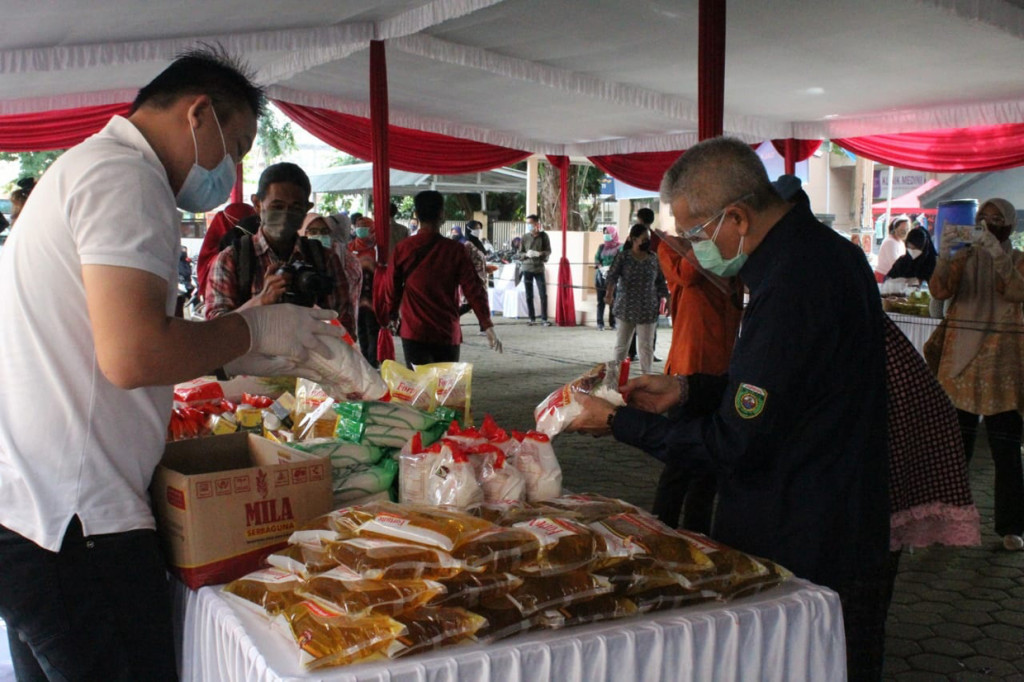 Penjualan di pasar murah rata-rata untuk sembako seperti gula, tepung terigu, minyak goreng, mie goreng, daging, sayur, buah dan lain-lain. Pasar murah ini juga terbuka untuk masyarakat umum.