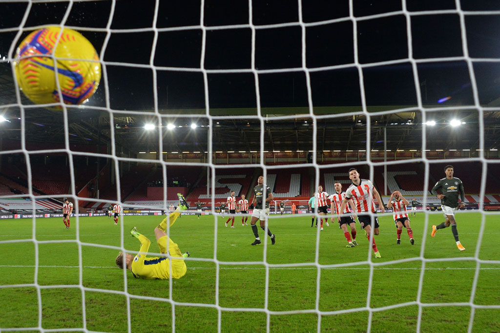 MU akhirnya berhasil menyamakan kedudukan pada menit ke-26 saat umpan jauh Victor Lindelod berhasil dikejar oleh Marcus Rashford, dan diselesaikannya dengan tembakan keras yang memperdaya kiper Aaron Ramsdale.