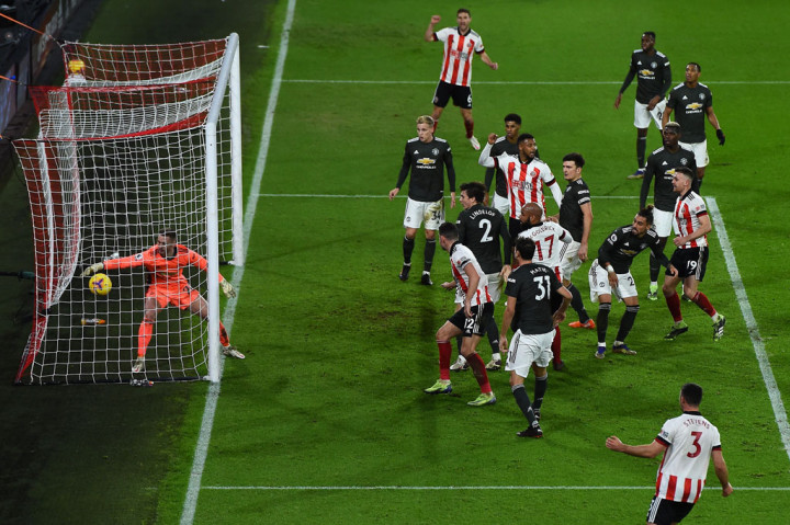 Sheffield mengalami momentum kebangkitan pada menit-menit akhir laga dan berhasil memperkecil ketertinggalan menjadi 2-3. Gol berawal saat Lindelof berusaha menyapu sepak pojok Fleck tetapi bola sundulannya mengenai kepala McGoldrick dan memantul mengecoh Henderson untuk masuk ke gawang tim tamu.