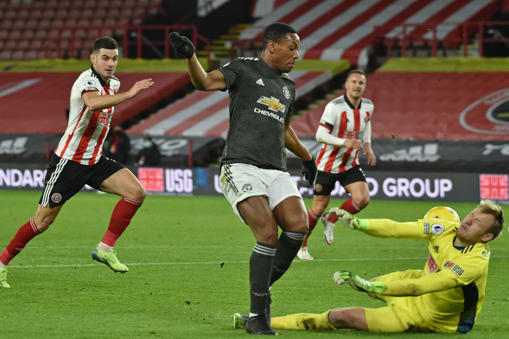 Tujuh menit kemudian, MU berbalik unggul 2-1 atas Sheffield lewat Anthony Martial yang menyambar bola muntah hasil tembakannya sendiri yang tak diselamatkan sempurna oleh Ramdale.