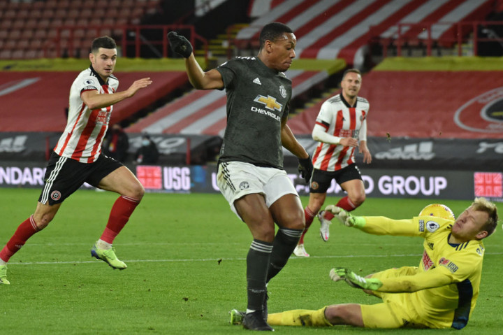 Tujuh menit kemudian, MU berbalik unggul 2-1 atas Sheffield lewat Anthony Martial yang menyambar bola muntah hasil tembakannya sendiri yang tak diselamatkan sempurna oleh Ramdale.