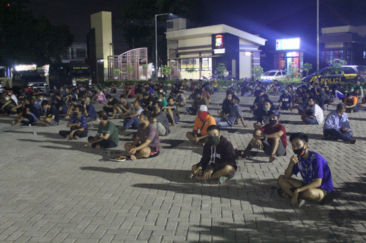 Sidoarjo: Sebanyak 301 orang terjaring razia jam malam pembatasan sosial berskala besar (PSBB) wilayah Sidoarjo, Jatim yang dilakukan petugas gabungan pada Selasa, 5 Mei 2020 hingga Rabu, 6 Mei 2020 dini hari WIB.