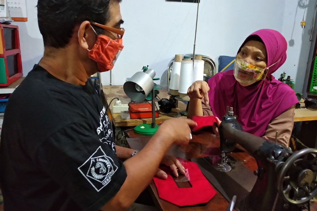 Makassar: Pasangan suami istri penjandang disafabel yang mengalami gangguan pendengaran dan bicara, Imama Saroso dan Faizah Badaruddin menemukan solusi dengan membuat masker tembus pandang.