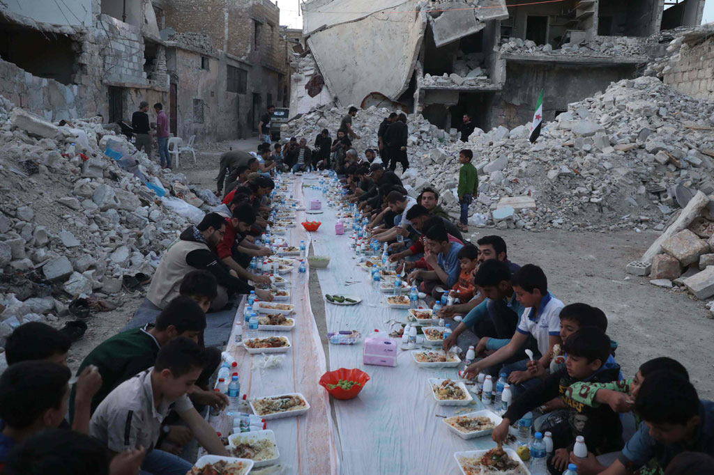 Aleppo: Bagi warga Suriah, dalam Ramadan kali ini mereka harus santap sahur maupun berbuka puasa di antara reruntuhan rumah yang hancur akibat perang yang tidak berkesudahan.