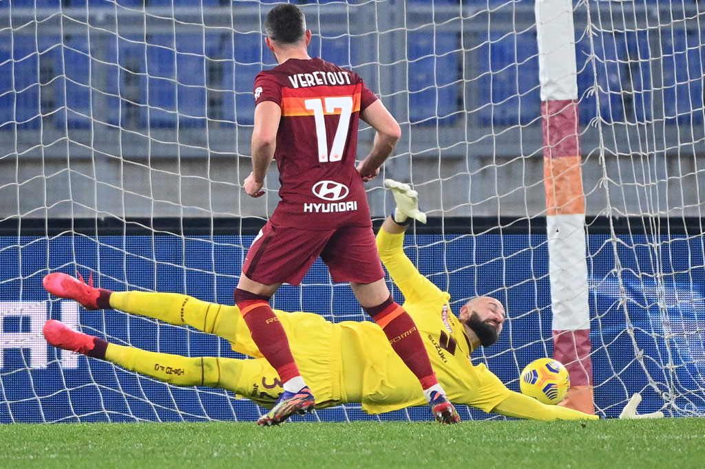 Roma menggandakan keunggulan pada menit ke-43 lewat eksekusi penalti Jordan Veretout. Hadiah penalti diberikan wasit setelah Gleison Bremer melakukan pelanggaran terhadap Edin Dzeko.