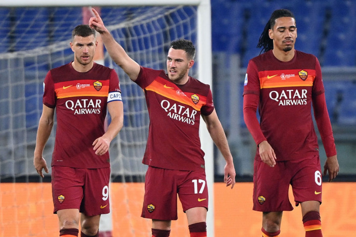 Jordan Veretout melakukan selebrasi bersama rekan-rekan setimnya.