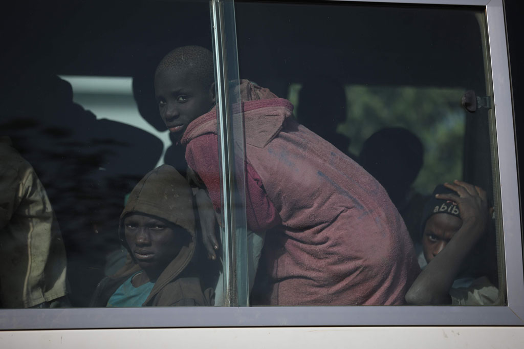 Anak-anak sekolah yang dibebaskan oleh Boko Haram naik bus untuk kembali ke daerah mereka pada Jumat, 18 Desember 2020.