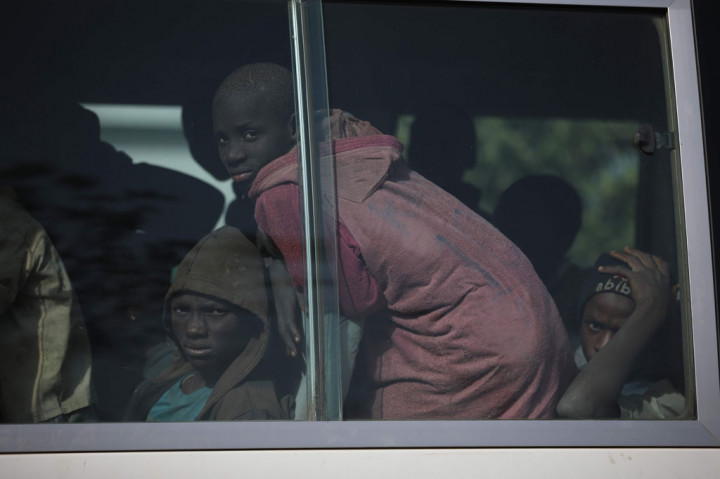 Anak-anak sekolah yang dibebaskan oleh Boko Haram naik bus untuk kembali ke daerah mereka pada Jumat, 18 Desember 2020.