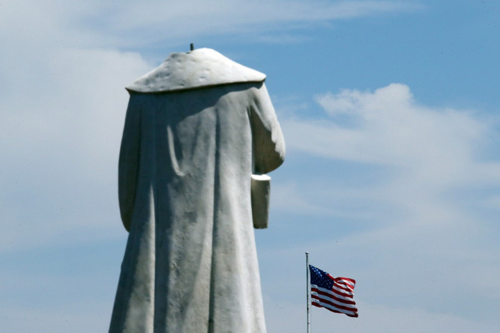 Sebuah patung Christopher Columbus di Boston, Massachusetts, dipenggal para pengunjuk rasa antirasisme, Rabu, 10 Juni 2020 waktu setempat.