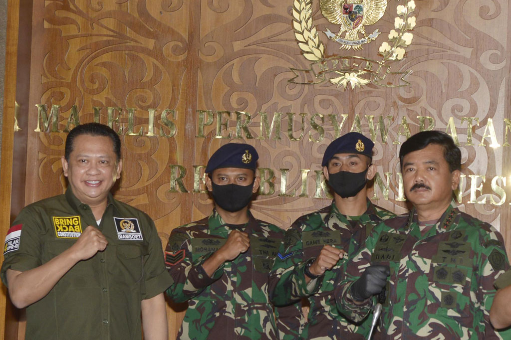 Ketua MPR RI Bambang Soesatyo mengapresiasi keteladanan yang ditunjukkan dua prajurit TNI yaitu Serka Mes Mohammad Sangidun dan Kopda Bah Dameanus Luka Hera yang telah menyumbangkan gaji dan tunjangan hari raya (THR) kepada masyarakat di tempat keduanya bertugas.