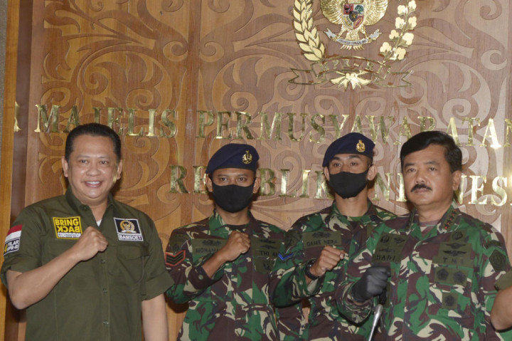 Ketua MPR RI Bambang Soesatyo mengapresiasi keteladanan yang ditunjukkan dua prajurit TNI yaitu Serka Mes Mohammad Sangidun dan Kopda Bah Dameanus Luka Hera yang telah menyumbangkan gaji dan tunjangan hari raya (THR) kepada masyarakat di tempat keduanya bertugas.