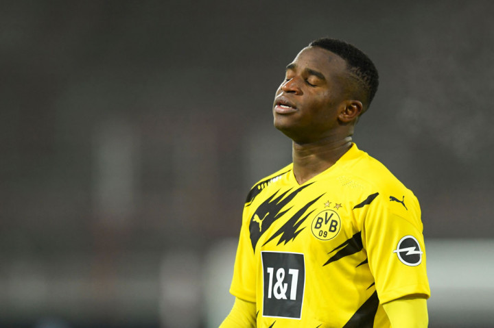 Tim tamu Dortmund memiliki inisiatif serangan terlebih dahulu melalui penyelesaian Jadon Sancho yang tidak sempurna. Youssoufa Moukouko yang memimpin lini depan karena absennya Erling Haaland, melepaskan tembakan melebar serta membentur tiang gawang pada babak pertama.