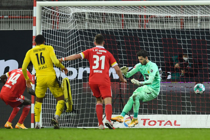 Setelah turun minum, Union lebih banyak menyerang dan berhasil memecah kebuntuan pada menit ke-57 lewat tandukan Taiwo Awoniyi menyambut tendangan sudut Christopher Trimmel yang diarahkan ke tiang dekat.