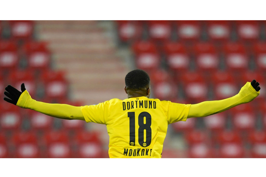 Moukoko mengemas gol penyama kedudukan bagi Dortmund tiga menit kemudian. Ia memaksimalkan umpan terobosan Giovanni Reyna untuk menaklukkan kiper Andreas Luthe.