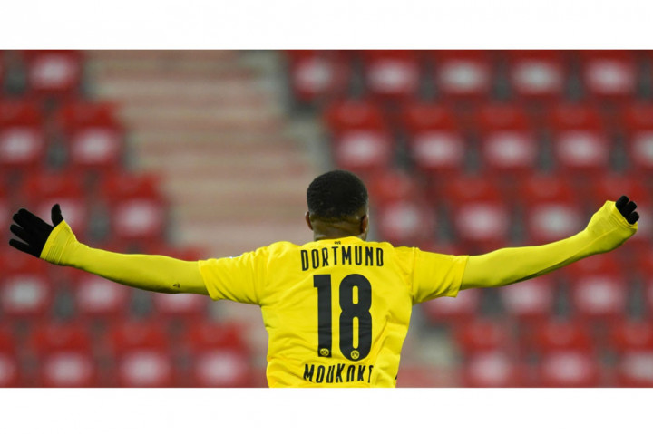 Moukoko mengemas gol penyama kedudukan bagi Dortmund tiga menit kemudian. Ia memaksimalkan umpan terobosan Giovanni Reyna untuk menaklukkan kiper Andreas Luthe.