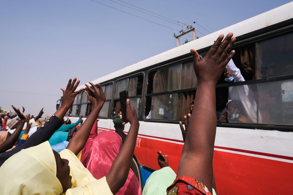 Iring-iringan bus yang membawa ratusan siswa korban penculikan Boko Haram tiba di kantor gubernur di Katsina, ibu kota negara bagian Katsina di barat laut Nigeria, Nigeria, Jumat.  Mereka terlihat kotor, usang dan putus asa, serta kebanyakan tanpa sepatu.