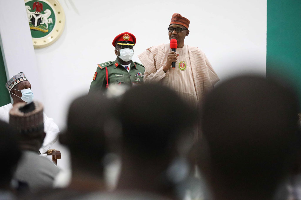 Presiden Muhammadu Buhari berbicara dengan ratusan siswa korban penculikan dalam bahasa Hausa, bahasa yang banyak digunakan di Nigeria utara.
