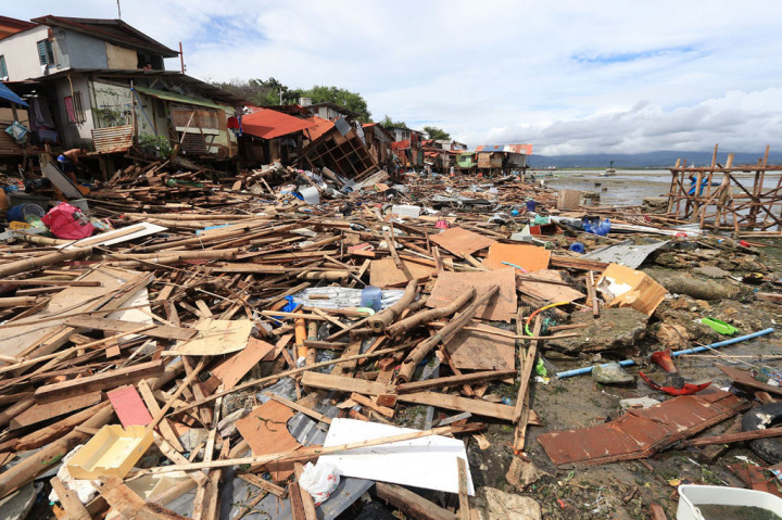 Pemandangan umum memperlihatkan rumah-rumah yang hancur setelah tropis Vicky melanda Kota Lapu-Lapu di Pulau Cebu pada Sabtu, 19 Desember 2020.