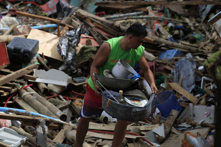 Foto yang diposting online oleh wali kota menunjukkan tumpukan kayu dan bambu di dekat beberapa rumah yang masih berdiri setelah daerah itu diguyur hujan lebat.