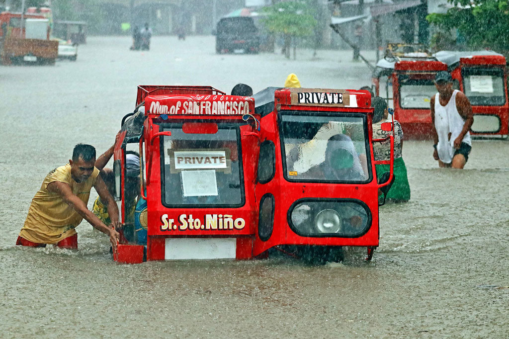 Sekitar 1.500 orang terpaksa meninggalkan rumah mereka di pulau utama selatan Mindanao karena banjir melanda 13 desa, kata Dewan Manajemen dan Pengurangan Risiko Bencana Nasional.