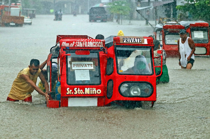 Sekitar 1.500 orang terpaksa meninggalkan rumah mereka di pulau utama selatan Mindanao karena banjir melanda 13 desa, kata Dewan Manajemen dan Pengurangan Risiko Bencana Nasional.