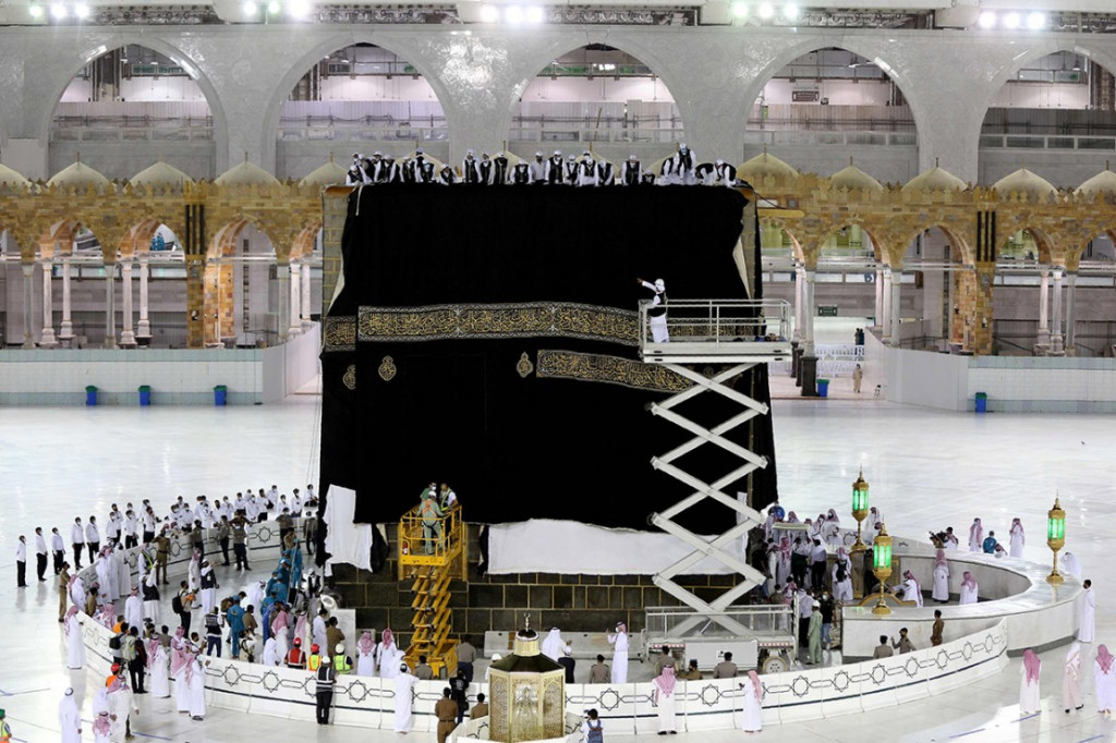  Kiswah atau kain penutup Ka'bah diganti setiap tahun di masa puncak ibadah haji. Menurut catatan sejarah, tradisi penggantian kiswah yang dilakukan setiap tahunnya sudah ada sejak masa Khalifah Al-Mahdi yang merupakan penguasa Dinasti Abbasiyah IV.