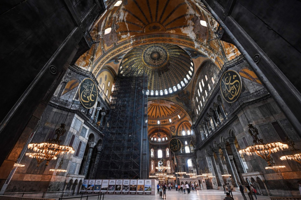 Pemerintah Turki resmi mengubah museum ternama Hagia Sophia di Istanbul menjadi masjid dan menyatakan terbuka untuk ibadah umat Islam. Presiden Turki Recep Tayyip Erdogan mengumumkan keputusan tersebut usai sebuah pengadilan menganulir status Hagia Sophia.
