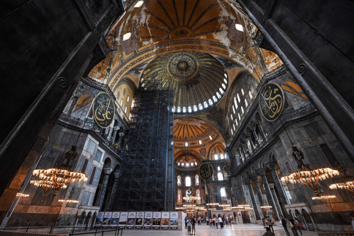 Pemerintah Turki resmi mengubah museum ternama Hagia Sophia di Istanbul menjadi masjid dan menyatakan terbuka untuk ibadah umat Islam. Presiden Turki Recep Tayyip Erdogan mengumumkan keputusan tersebut usai sebuah pengadilan menganulir status Hagia Sophia.