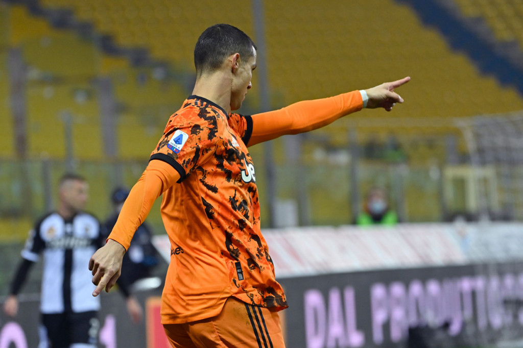 Juventus menambah dua gol lagi di paruh kedua. Ronaldo kembali mencatatkan namanya di papan skor untuk gol ketiga Juventus. 