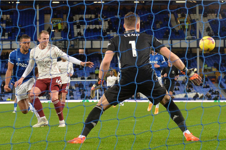Everton memimpin lebih dulu lewat gol bunuh diri Rob Holding. AFP Photo/Peter Powell