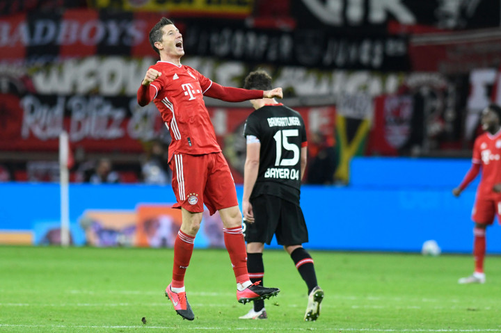 Dua gol Robert Lewandowski mengantarkan Bayern Muenchen menang 2-1 atas Bayer Leverkusen. 