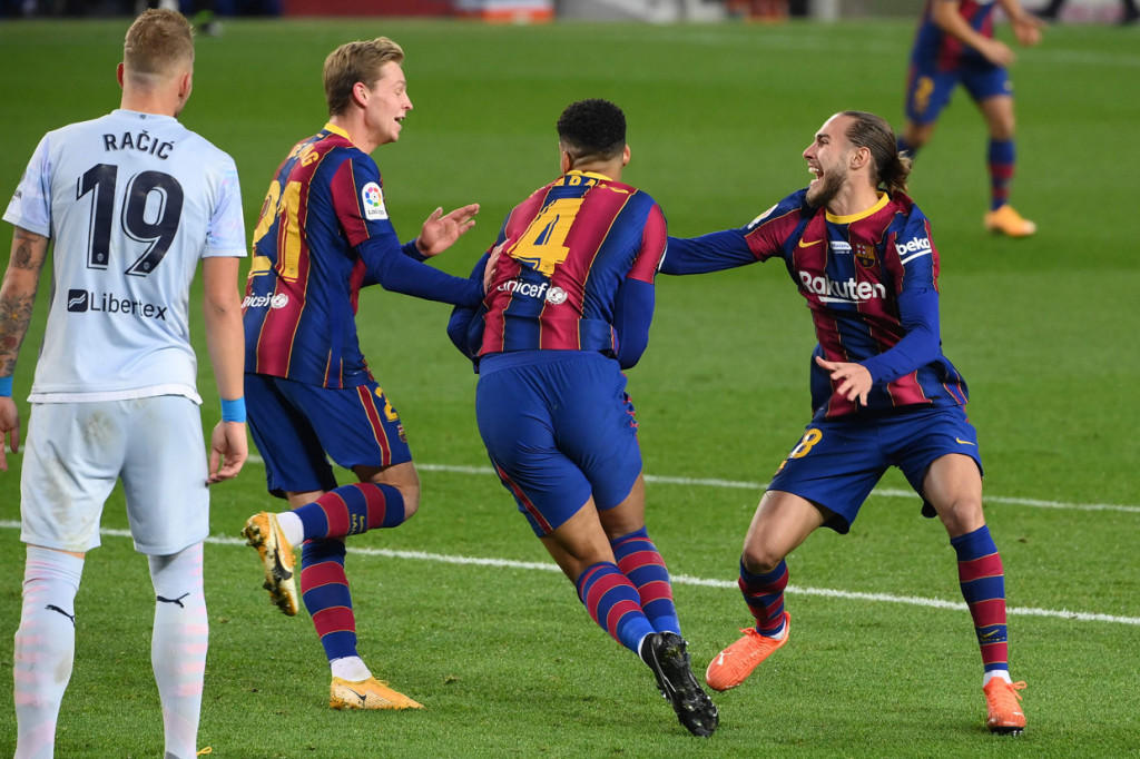 Ronald Araujo melakukan selebrasi usai mencetak gol ke gawang Valencia.