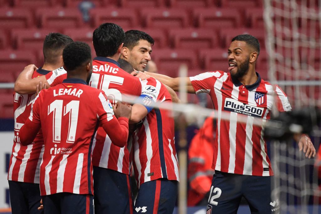 Usaha Atletico untuk mencetak gol akhirnya membuahkan hasil. Di menit ke-41, tim besutan Diego Simeone berhasil unggul berkat gol Luis Suarez. Skor 1-0 bertahan hingga turun minum.