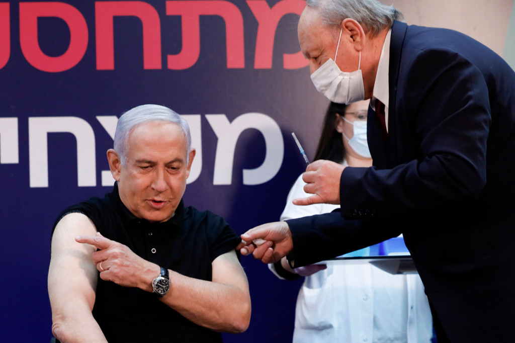 Dilansir dari AFP, Minggu, 20 Desember 2020, Netanyahu (71) dan menteri kesehatannya disuntik pada hari Sabtu, 19 Desember 2020, dengan vaksin Pfizer-BioNTech secara langsung di TV di Sheba Medical Center di Ramat Gan, dekat Tel Aviv.