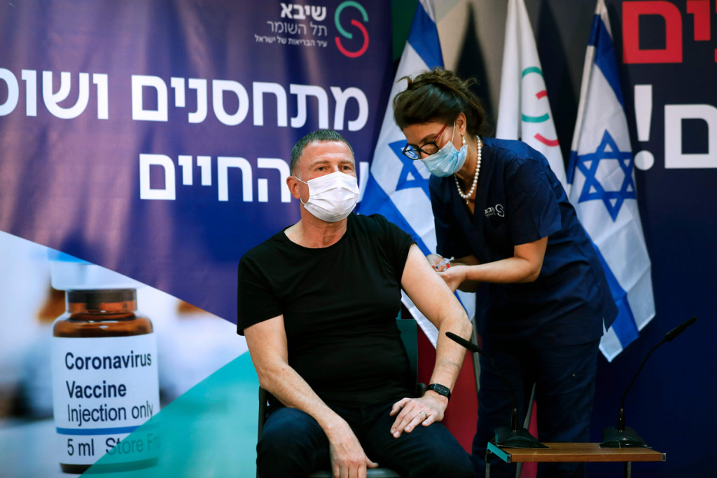 Netanyahu dan Edelstein masing-masing harus menerima suntikan penguat dalam tiga minggu untuk perlindungan optimal dari virus corona.
