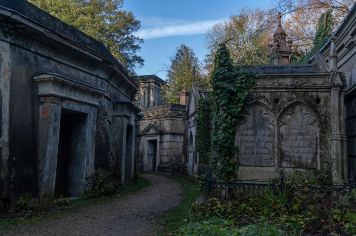 Keberadaan pemakaman Highgate Cemetery di London, Inggris, tempat dimakamkannya Karl Marx terancam akibat pemanasan global. Pengurus makam kini tengah berusaha meminta bantuan para ahli untuk mempertahankan eksistensi pemakaman bersejarah ini.