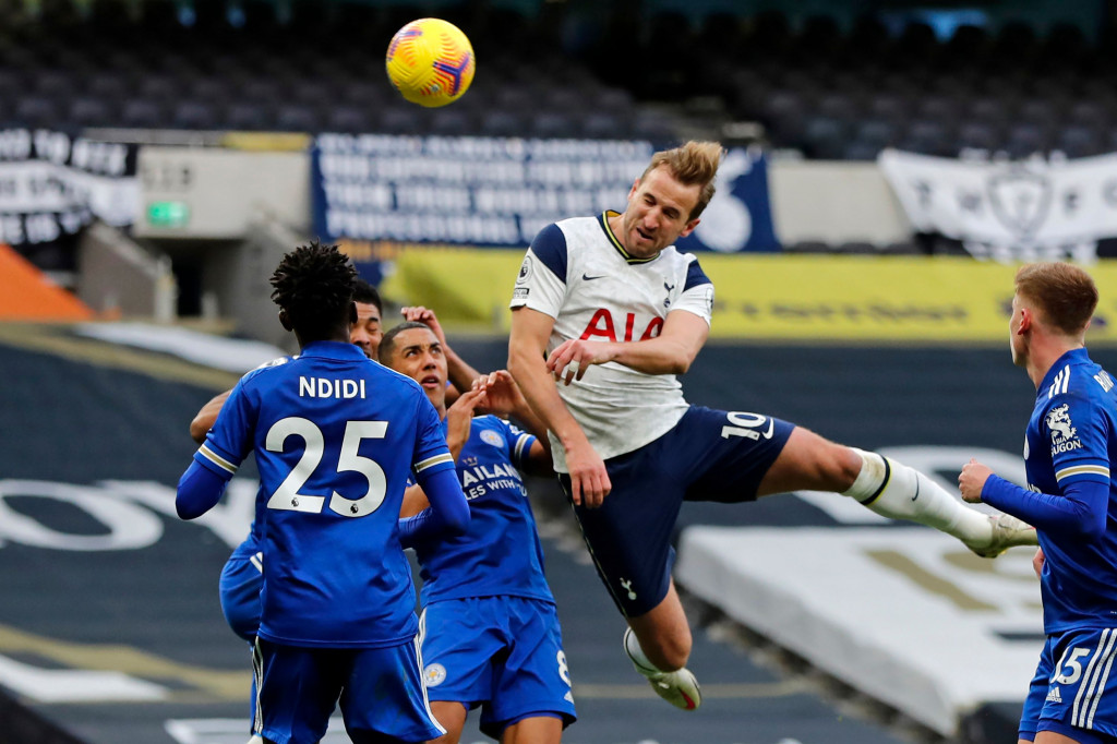 Tottenham beberapa kali menciptakan peluang untuk menjebol gawang Leicester. Salah satunya lewat sundulan Harry Kane menyambut sepak pojok Son Heung-min. Sayang sundulannya masih melambung.