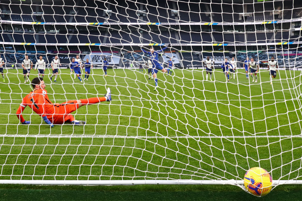 Kesempatan itu dimanfaatkan dengan baik oleh Vardy yang dingin mengirim eksekusi penaltinya untuk mengecoh kiper Hugo Lloris demi membawa tim tamu memimpin 1-0.